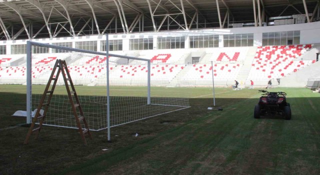 Karamanın yeni şehir stadyumunun kale direkleri takıldı, saha çizgileri de çizildi