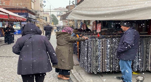 Karlı ve soğuk havaya rağmen alışveriş kalabalığı dikkat çekti