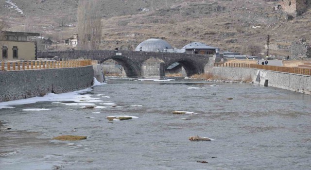 Kars Çayının buzları çözülmeye başladı
