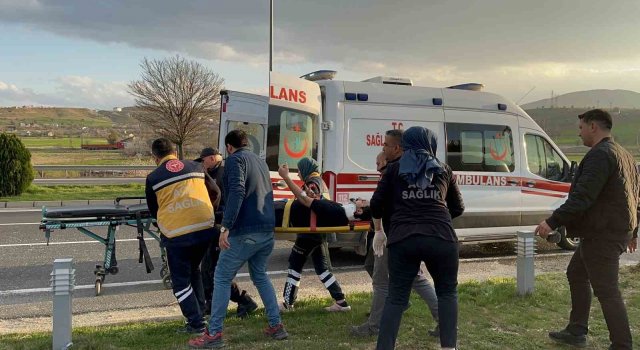 Karşı şeride geçen hafif ticari araç, otomobille çarpıştı: 3 yaralı