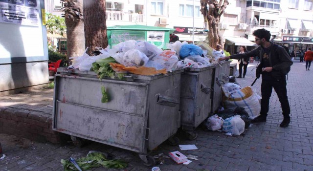 Karşıyakanın her köşe başında çöp yığını