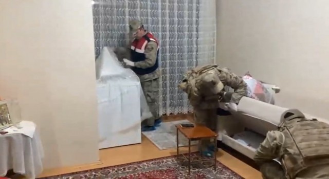 Karsta JASAT akü hırsızlarını yakaladı