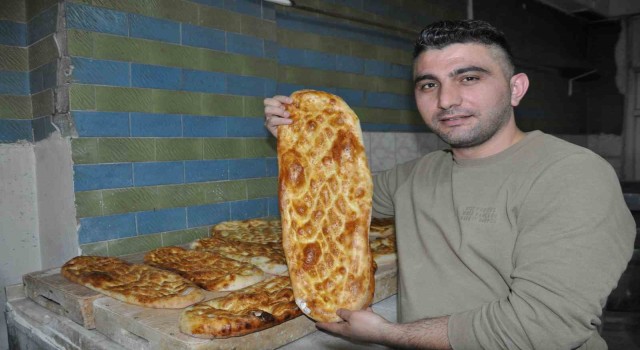 Karsta Ramazan pidesi tezgahlarda yerini aldı