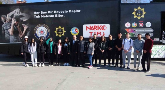 Kartal Meydanında bulunan ‘Narko Tır ile vatandaşa uyuşturucu hakkında bilgi veriliyor