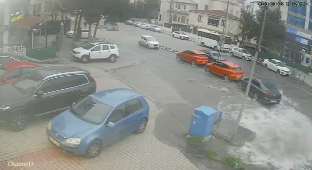 Kartalda rögar kapağı bomba gibi patladı, yol göle döndü
