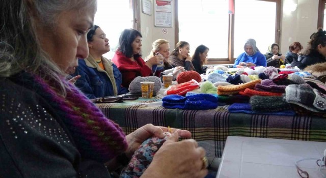 Kartallı kadınlar depremzede çocuklar üşümesin diye atkı bere örüyor