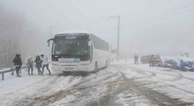 Kartepede kar aniden bastırınca araçlar zirveye çıkamadı
