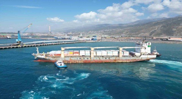 Katarın gönderdiği yaşam konteynerlerini taşıyan iki gemi İskenderuna ulaştı