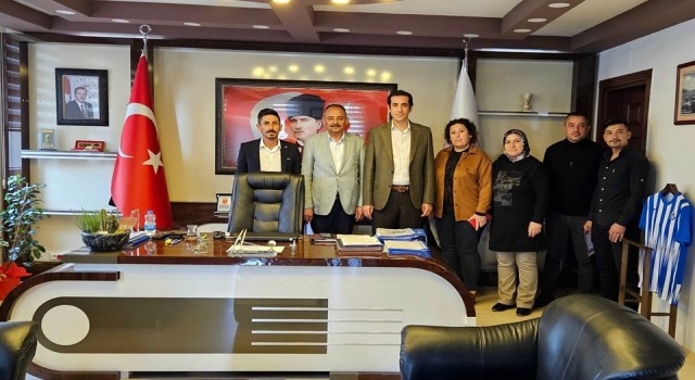 Kaymakam Topsakaloğludan deprem mesaisi harcayan personele plaket