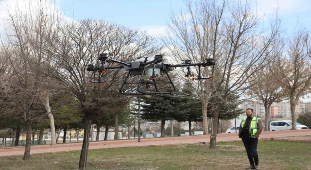 Kayseri Büyükşehirden drone ile park ilaçlama hizmeti