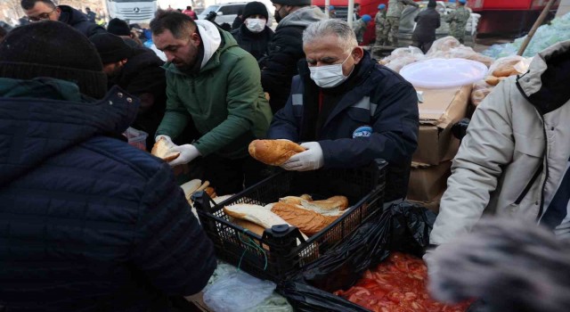 Kayseri ve Kahramanmaraşta iftar sofraları Büyükşehirden