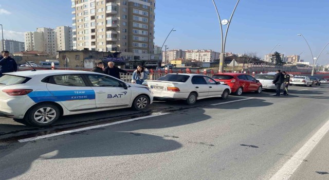 Kayseride 10 otomobil birbirine girdi: 2 yaralı