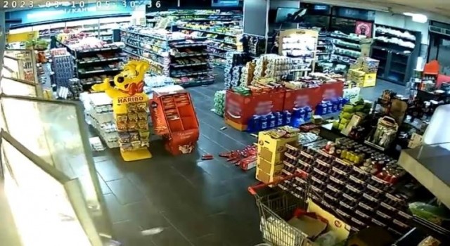 Kayserideki deprem kamerada: Raflardaki ürünler yere saçıldı