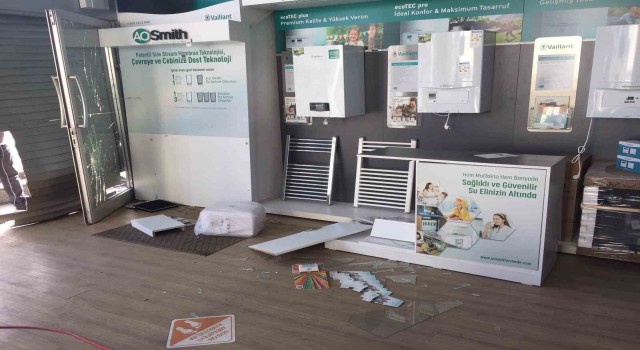 Kazada savrulan otomobil iş yerine girdi