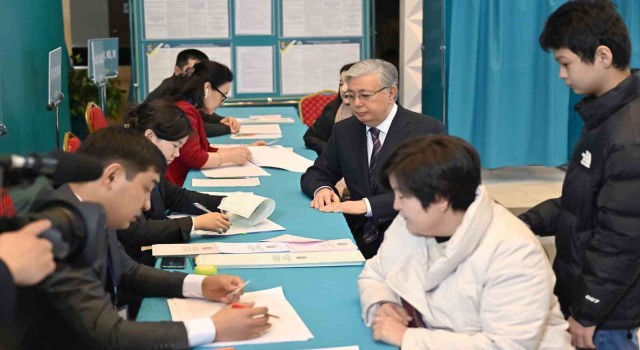 Kazakistan'da halk parlamento ve yerel meclis seçimleri için sandık başında
