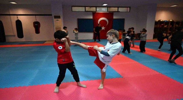 Kemerde karate, kick boks ve pilates kursları devam ediyor