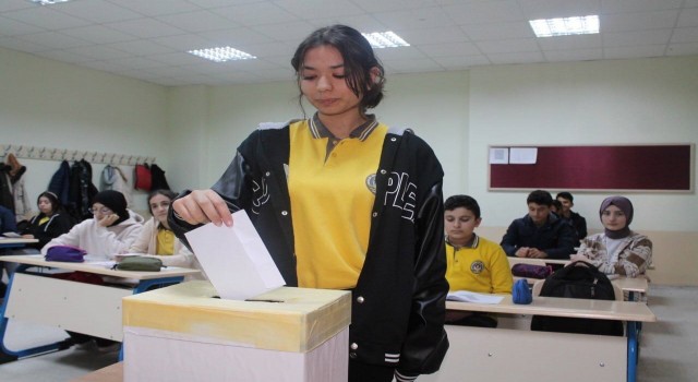 Kendileri küçük yürekleri büyük öğrenciler harçlıklarını depremzedelerle bölüştü