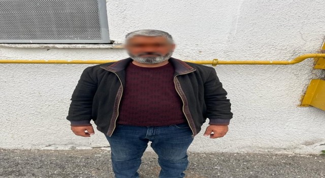 Kendisini polis ve savcı olarak tanıtan dolandırıcı polisten kaçamadı