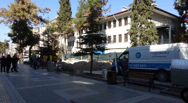 Kepçe doğalgaz borusunu patlattı, cadde üzerindeki işletmeler boşaltıldı