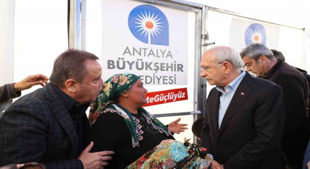 Kılıçdaroğlu, depremzedelerle yemek yedi