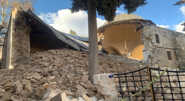 Kiliste ağır hasarlı tarihi caminin duvarı çöktü