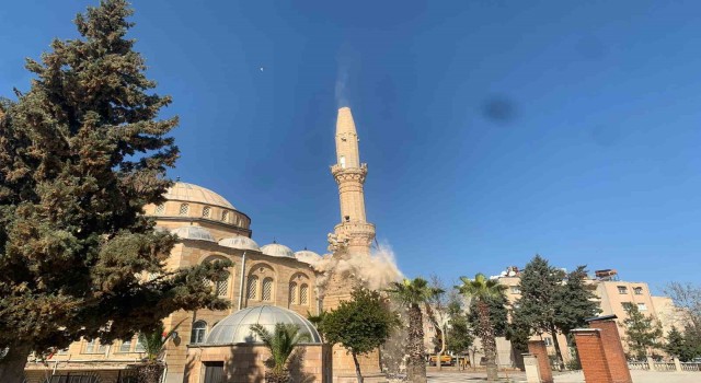 Kiliste depremde zarar gören caminin minareleri kontrollü şekilde yıkıldı