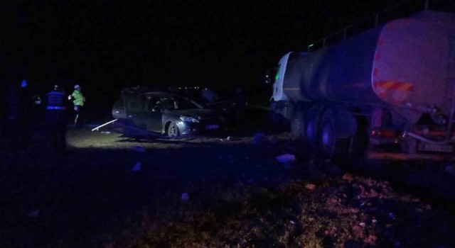 Kırklarelinde tanker ile otomobilin çarpıştığı kazada 2 kişi öldü