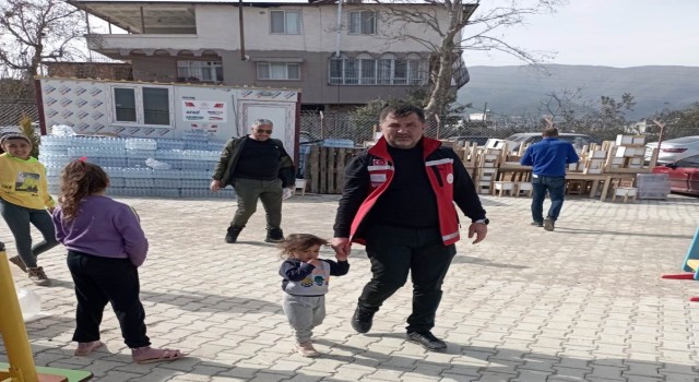 Kırmızı yelekliler depremzedelerin yanında