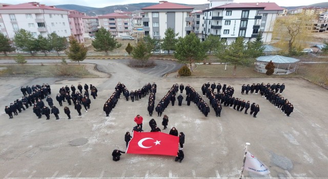 Kız öğrencilerden anlamlı ve duygu dolu 18 Mart kutlaması