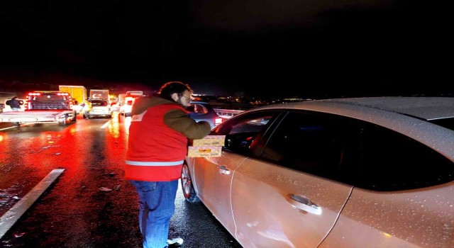 Kızılay yolda mahsur kalan vatandaşların yardımına yetişti