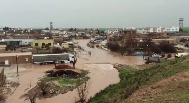 Kızıltepede mahalleler su altında kaldı