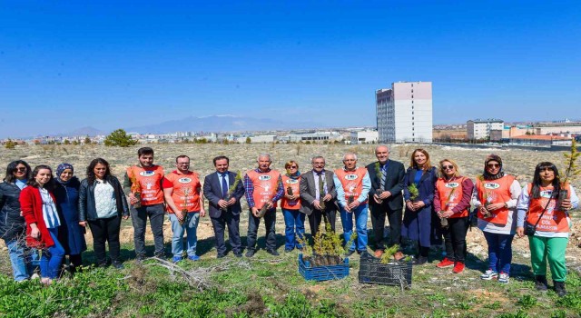 KMÜde depremde hayatını kaybeden öğrenciler anısına fidan dikildi