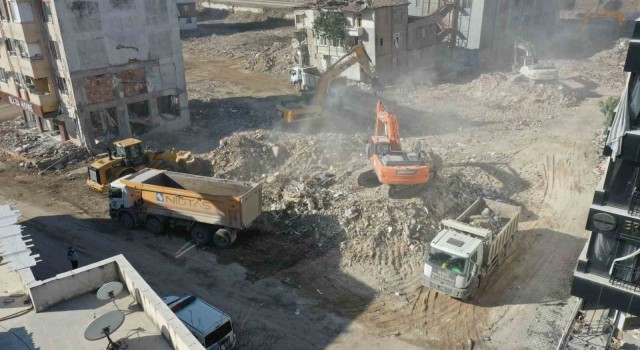 Kocaeli Büyükşehir, Hatayda enkaz kaldırma çalışmalarına destek veriyor