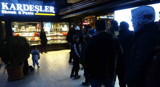Kocaelide ilk iftar gününde pide kuyruğu