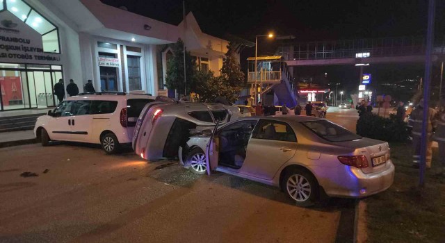 Kontrol çıkan araç refüje çarpıp otomobilin üzerine uçtu: 3 yaralı