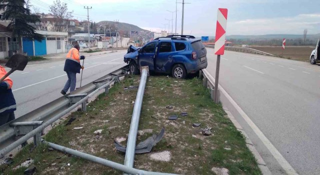 Kontrolden çıkan araç orta refüje daldı