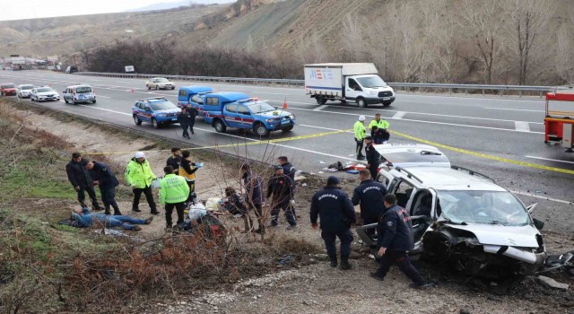Kontrolden çıkan hafif ticari araç bariyerlere çarptı: 2 ölü, 3 yaralı