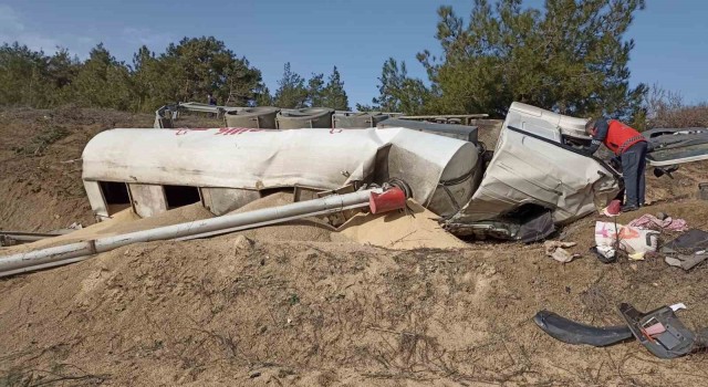 Kontrolden çıkan yem yüklü kamyon şarampole yuvarlandı