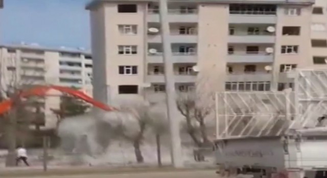 Kontrollü yıkımda bina böyle devrildi
