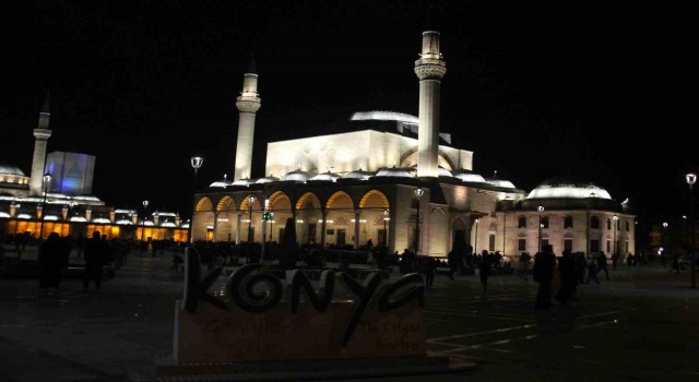 Konyada Berat Kandilinde camiler dolup taştı