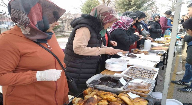 Konyada depremzedeler yararına hayır panayırı düzenlendi