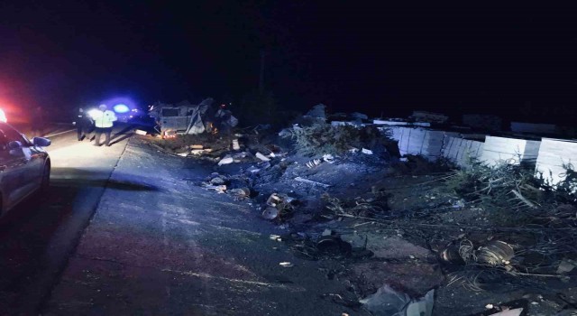 Konyada kamyonet ağaçlara çarptı: Sürücü öldü, oğlu yaralandı