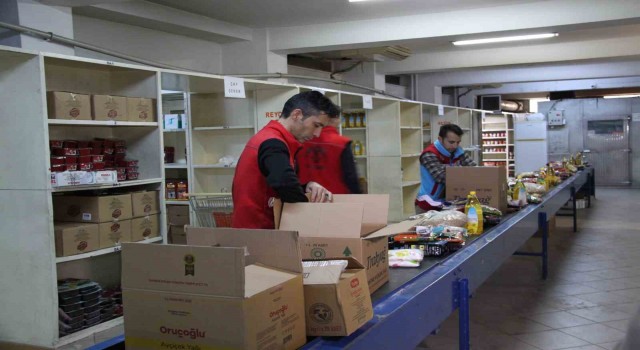 Konyada oluşturulan gönüllü ekip, depremzedelerin yaralarını sarıyor