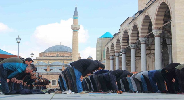 Konyada Ramazan ayının ilk Cuma namazı kılındı