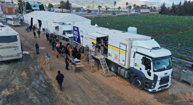 Konyanın mobil yemek ve ekmek araçları Hatayda depremzedelere hizmet veriyor