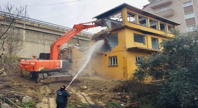 Körfezde metruk bina yıkıldı