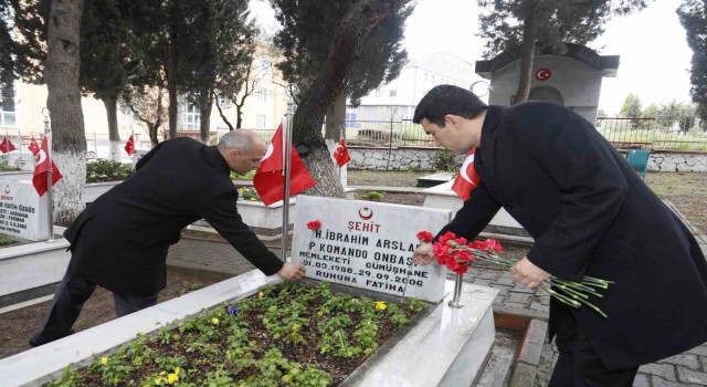 Körfezde şehit mezarlarına karanfil bırakıldı