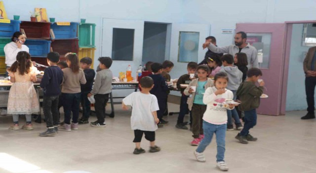 Köy okulu öğrencileri hazırladıkları bileklik ve kitap ayraçlarını depremzedeler için satışa sundu