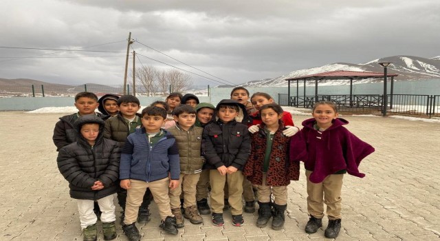 Köy okulunun minikleri Milli Eğitim Müdürüne seslendiler: Rahmi amca bize sucuk, ekmek gönderir misin?