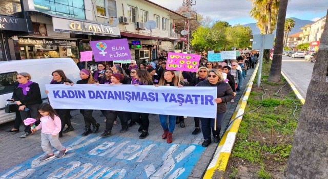 Köyceğizde Kadınlar Gününde dayanışma zinciri oluşturuldu
